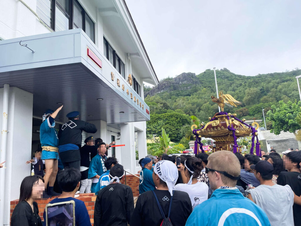 神輿巡行・警察署前